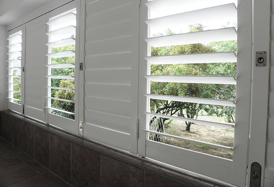 Black Rothnow aluminum 50 Series louver window with 1000mm x 1000mm glass panes and 150mm frame width, designed for ventilation and light.