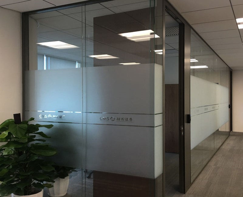 Rothnow 30 Series glass privacy partition in white, 1000mm wide by 1000mm high, with sleek transparent glass panels.