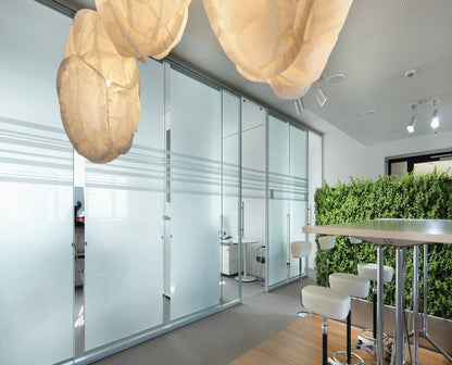 Rothnow® 30 Series glass privacy partition in white, 1000mm wide by 1000mm high, for office or space separation.