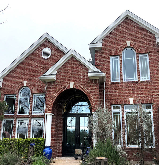 Rothnow® aluminum 55 Series casement window in arched shape, 1000mm wide by 1000mm high, with black frame and clear glass.