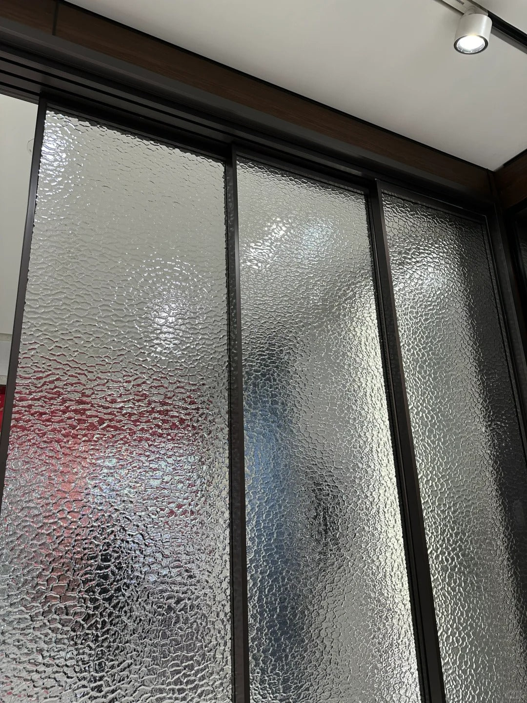 Rothnow aluminum 16x35 series slim frame sliding door with clear stone glass, white finish, and modern design.