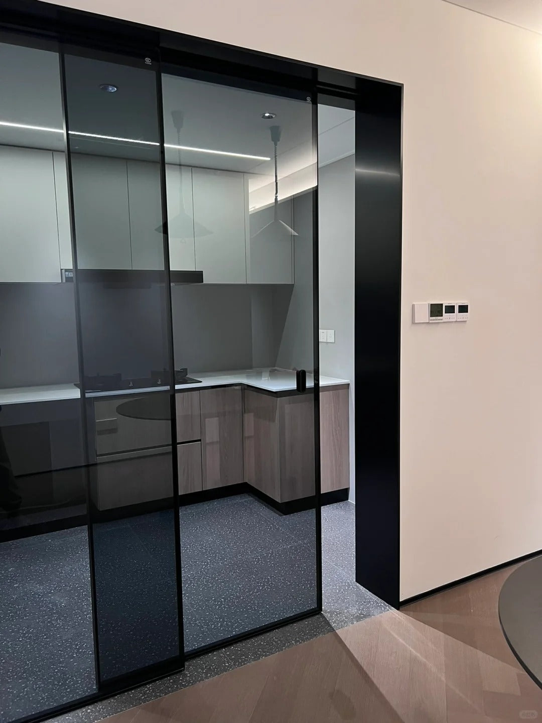 Rothnow Aluminum Door 7x45 Series Slim Frame Sliding Door with clear glass, black finish, and sleek modern design