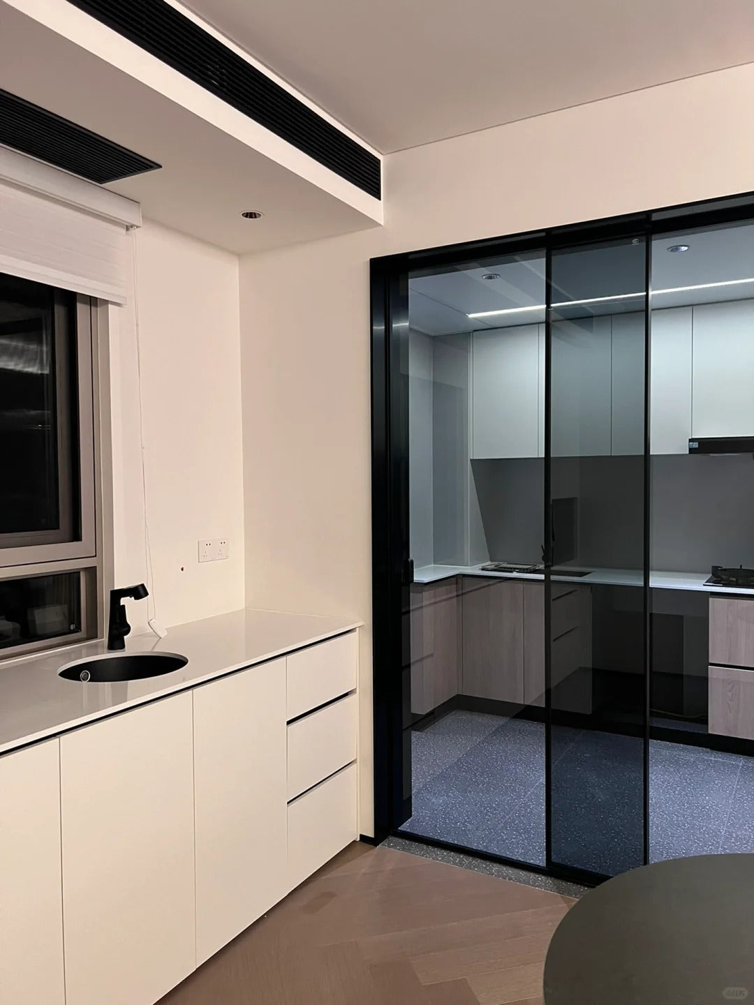 Rothnow aluminum 7x45 series black slim frame sliding door with clear glass, 3940mm wide by 2280mm high, modern design.