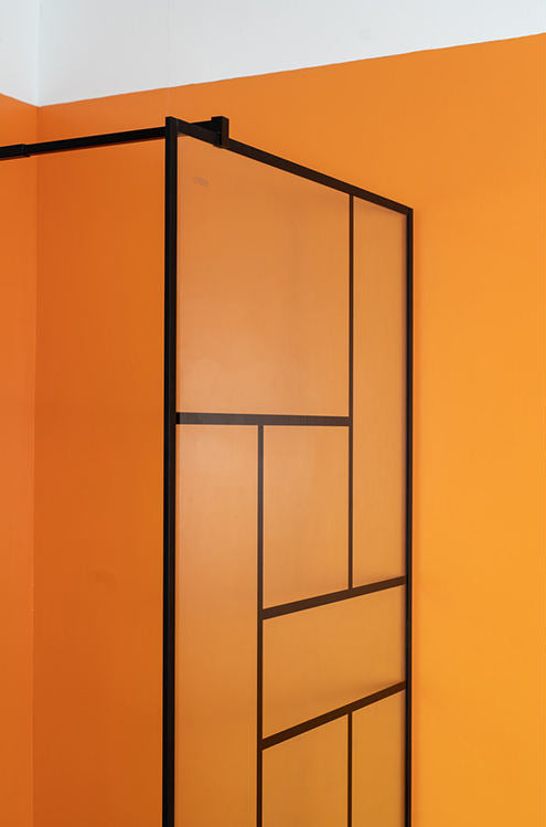 Rothnow® black fixed shower door with decorative art strips, sleek glass panel measuring 800mm wide and 2200mm high.