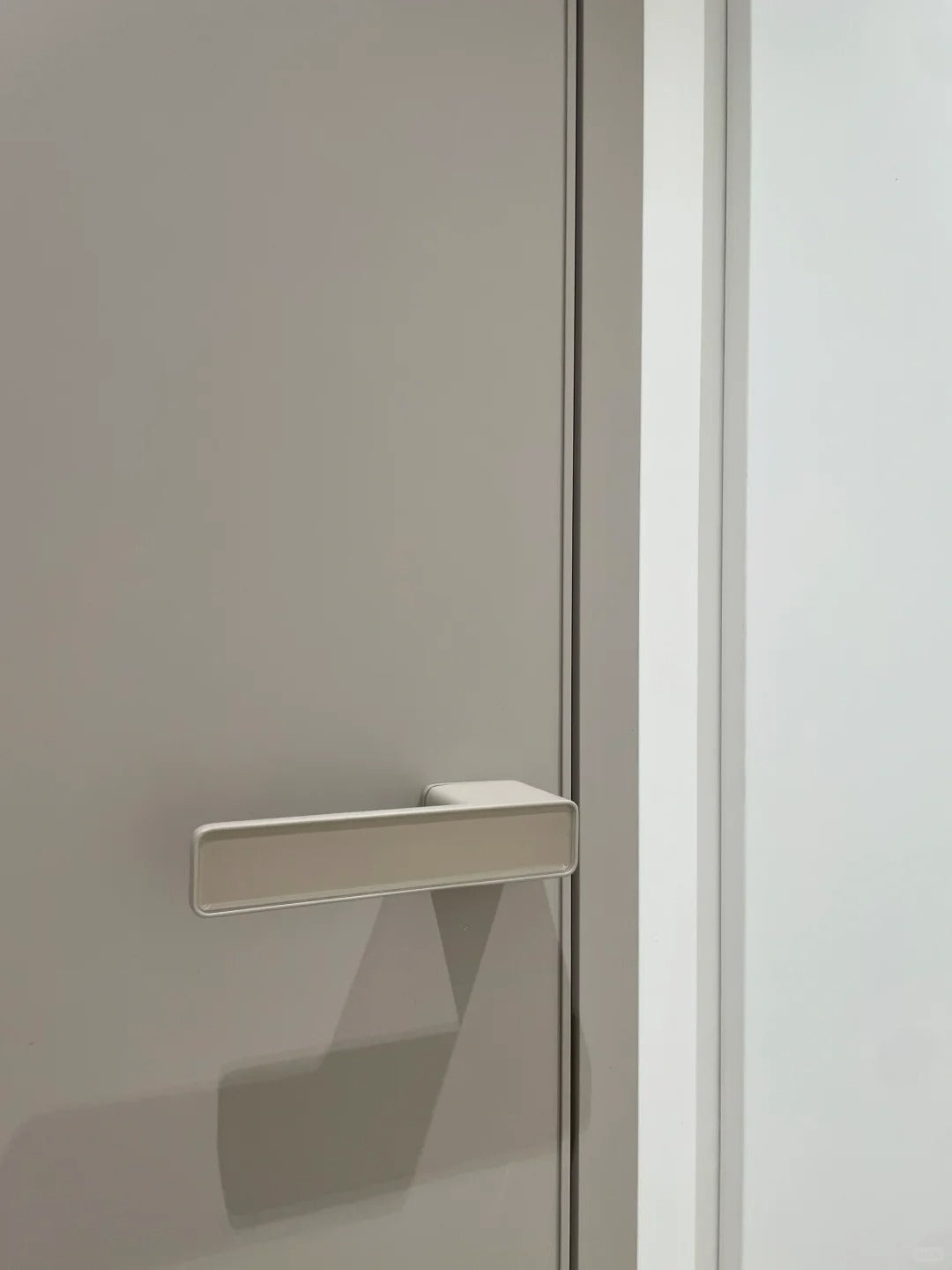 Rothnow® Aluminum Wooden Door RN-AWD02 with wood grain finish, 800mm wide, 2100mm high, brown swing door for interior use.