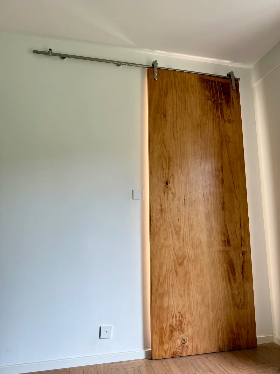 Rothnow® Aluminum Wooden Sliding Barn Door, brown finish, 800mm wide by 2100mm high, wall thickness 150mm, modern door design.