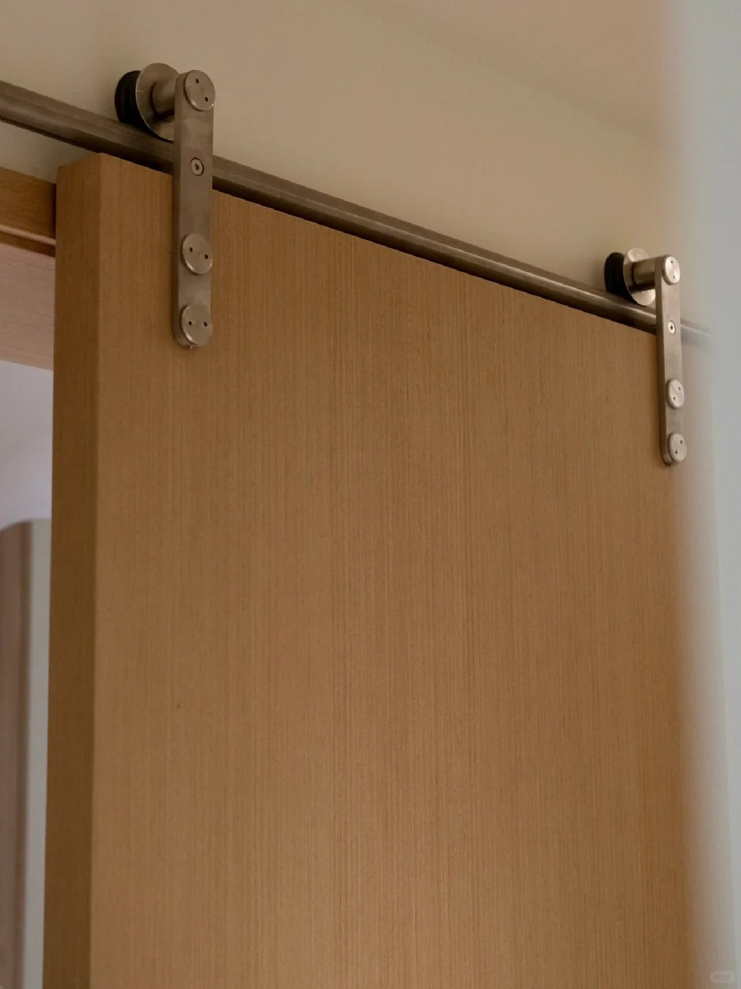 Rothnow® aluminum wooden sliding barn door with wood grain finish, 800mm wide, 2100mm high, 150mm wall thickness for interior use.