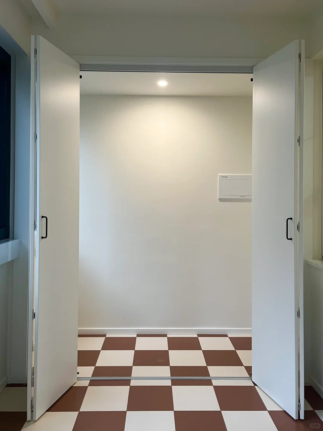 Rothnow aluminum and wooden folding door in brown with 800mm width, 2100mm height, and 150mm wall thickness.