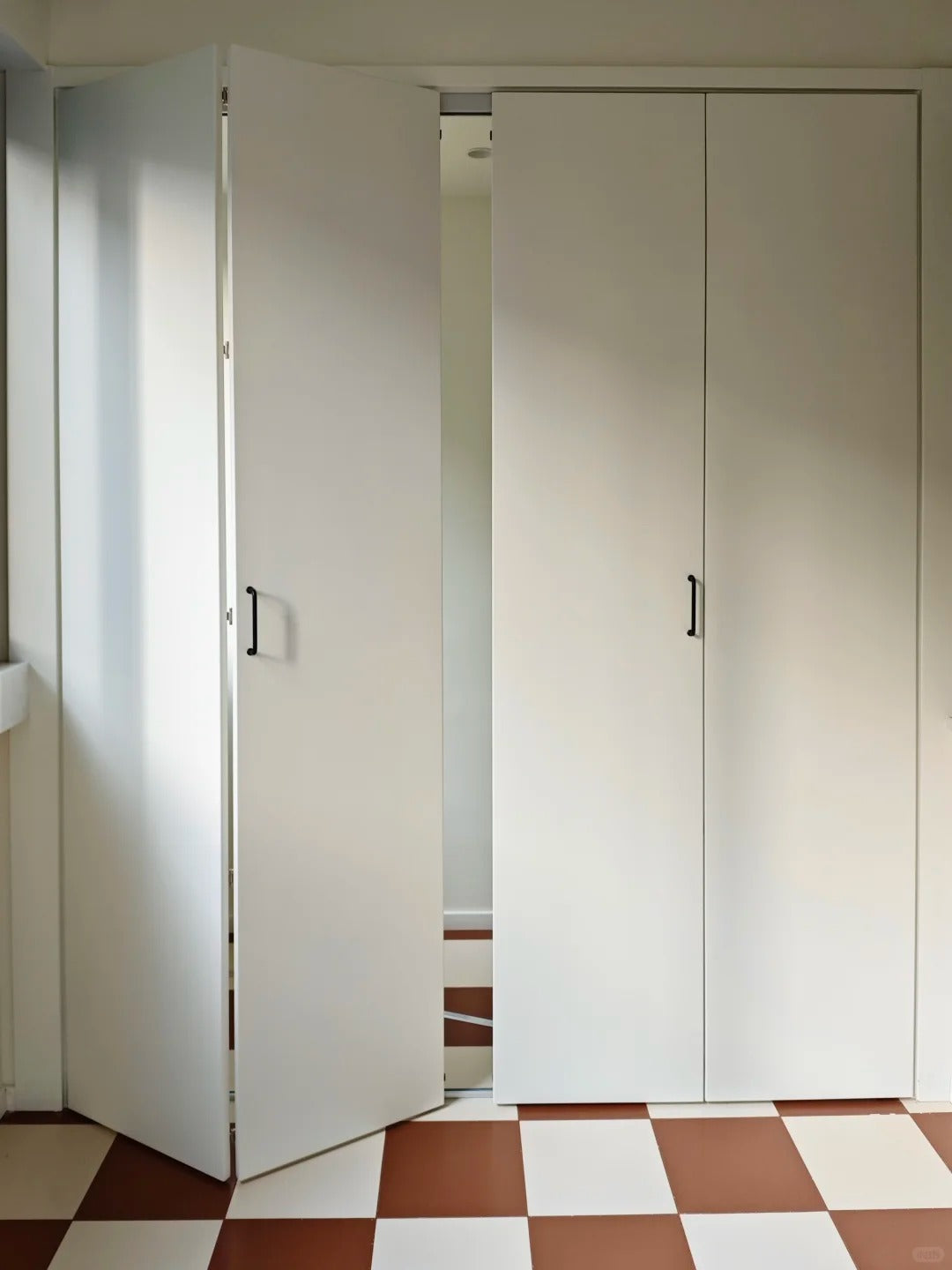 Rothnow aluminum wooden folding door with wood grain finish, 800mm wide and 2100mm high, featuring a brown color and wall thickness.