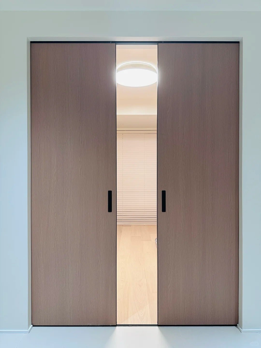 Rothnow® aluminum wooden pocket door with wood grain finish, 800mm wide and 2100mm high, for interior space separation.