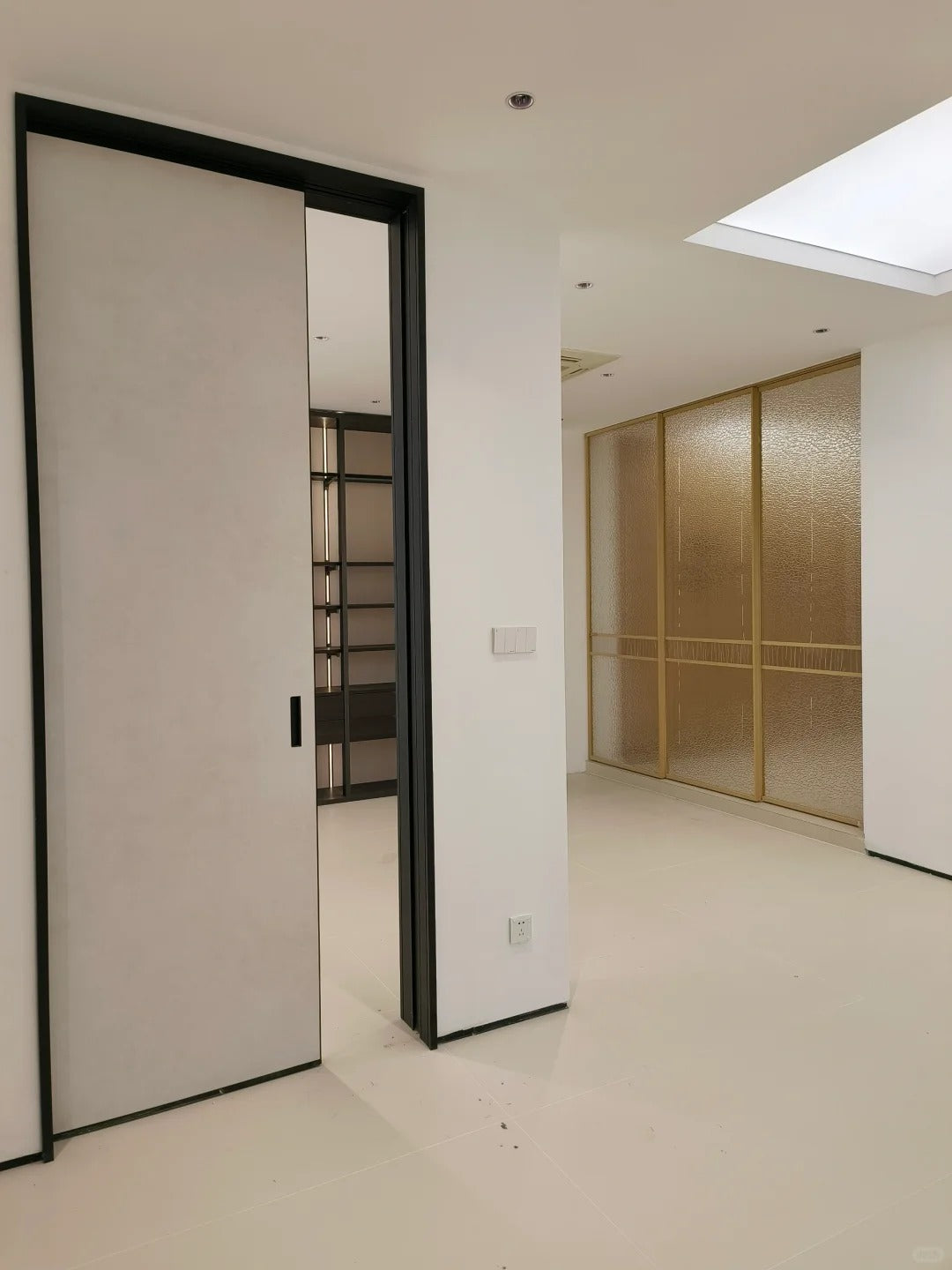 Rothnow aluminum wooden pocket door in white, 800mm wide and 2100mm high, with 150mm wall thickness, for interior use.