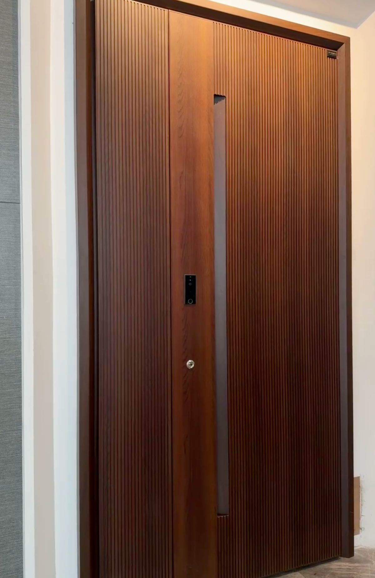 Rothnow wood front entrance door with brown finish, 800mm wide, 2100mm tall, swing door style with 150mm wall thickness.