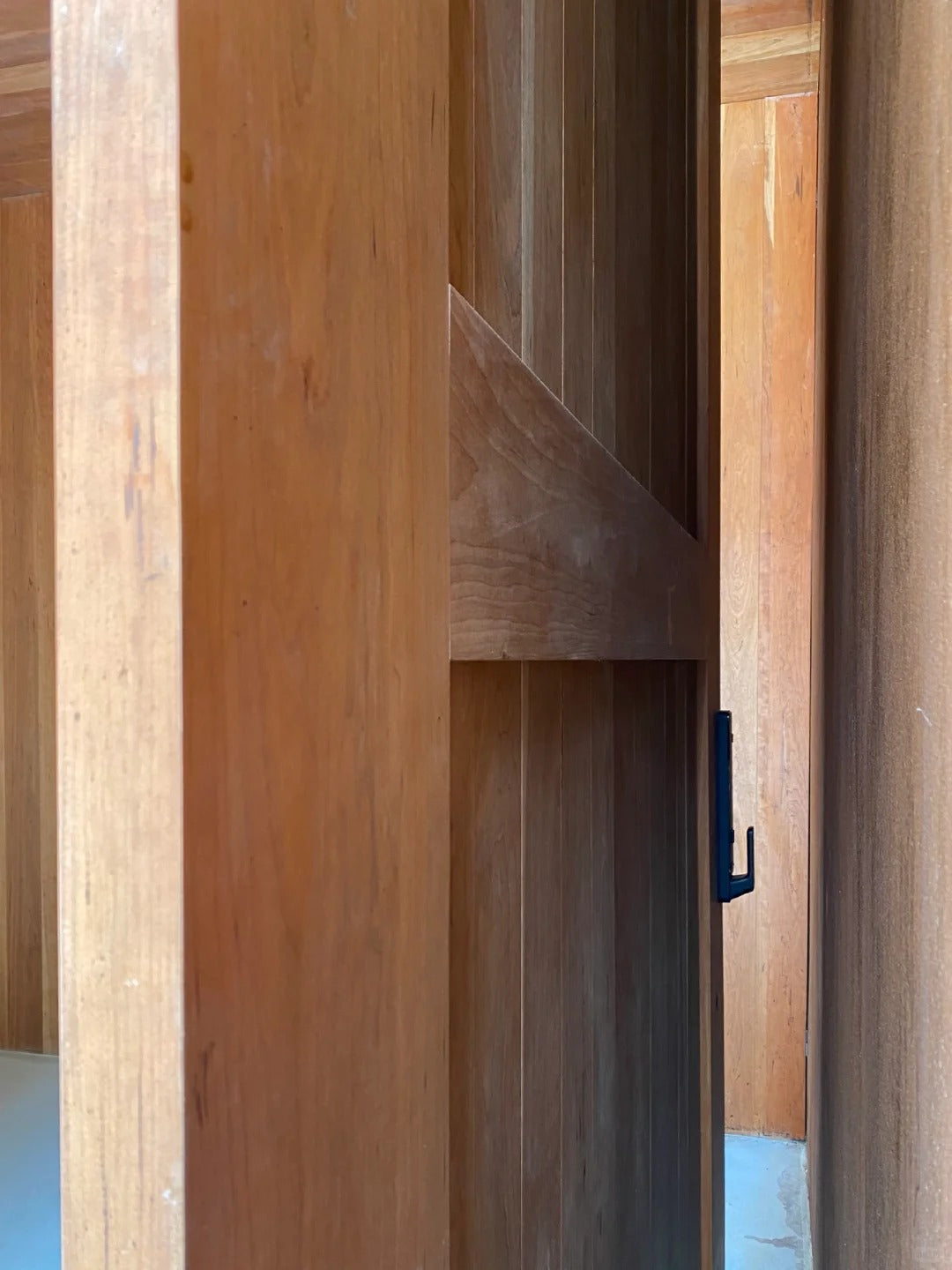 Rothnow® wood front and entrance door, brown pivot door with 800mm width and 2100mm height, wall thickness 150mm.