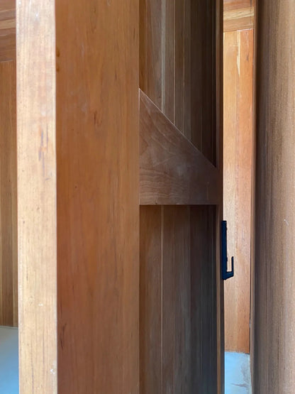 Rothnow® wood front and entrance door, brown pivot door with 800mm width and 2100mm height, wall thickness 150mm.