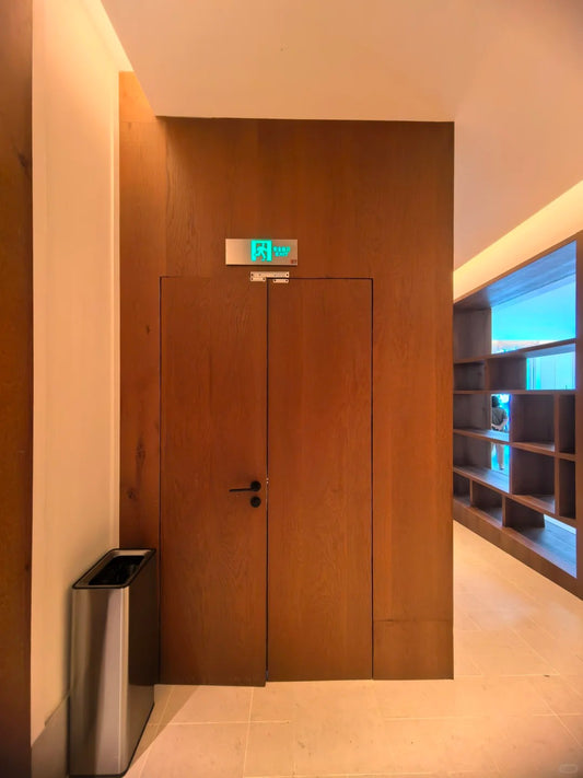 Rothnow fire-rated wooden door with metal hinges, 800mm width, 2100mm height, 150mm wall thickness, suitable for fire safety.