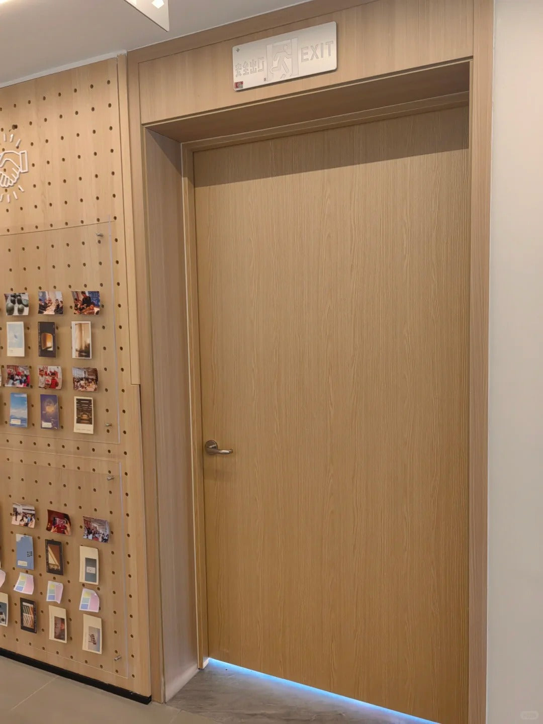 Rothnow fire-rated wooden door RN-FWD04 in natural wood finish, 800mm wide by 2100mm high with 150mm wall thickness