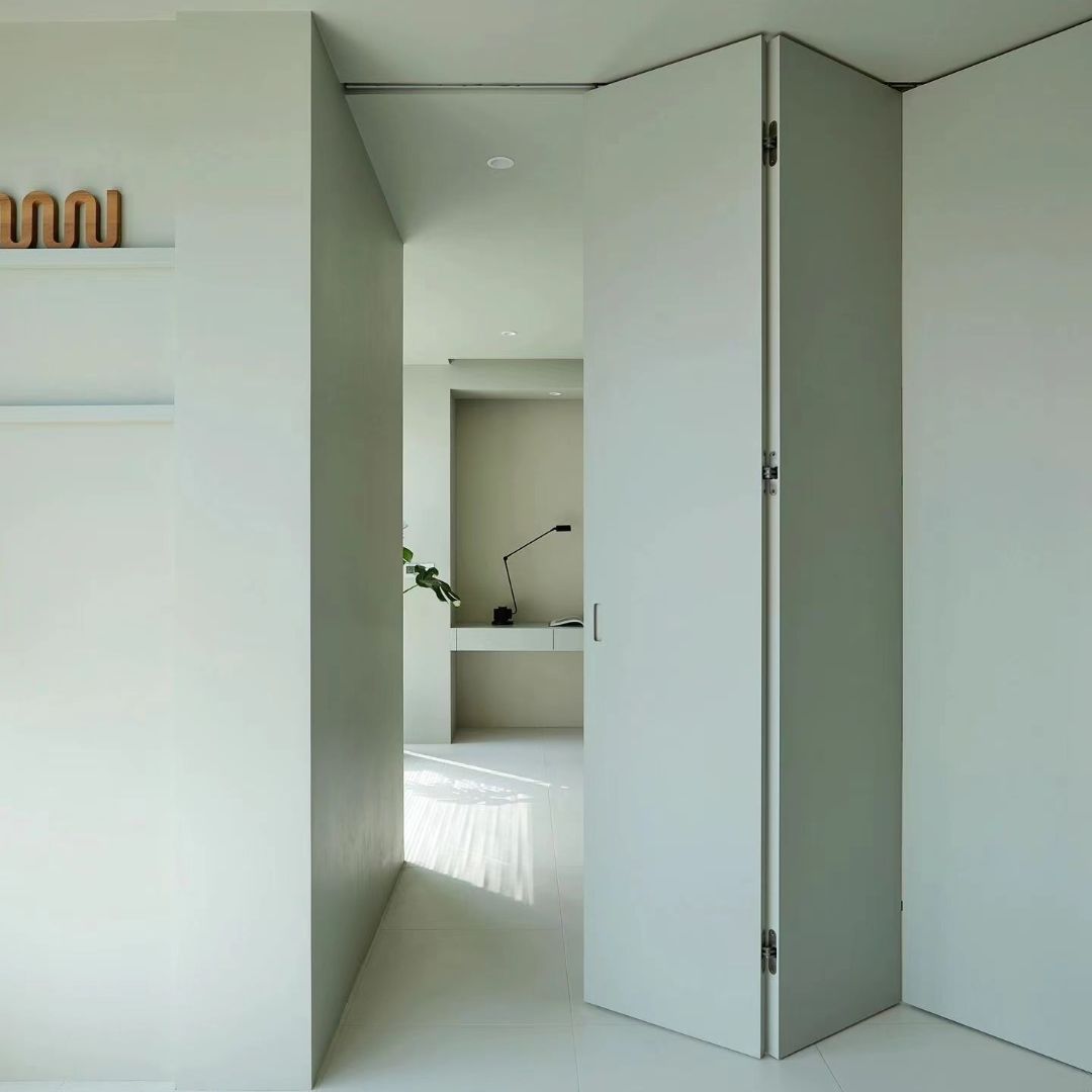 Rothnow® wooden lacquer folding door with louver design, 800mm wide and 2100mm high, white finish, wall thickness 150mm.