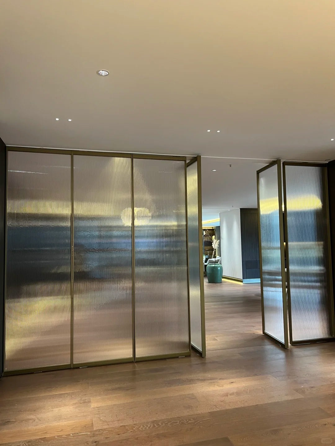 Rothnow® Aluminum Partition 16x45 Series slim frame meeting room divider with clear glass and white frame.