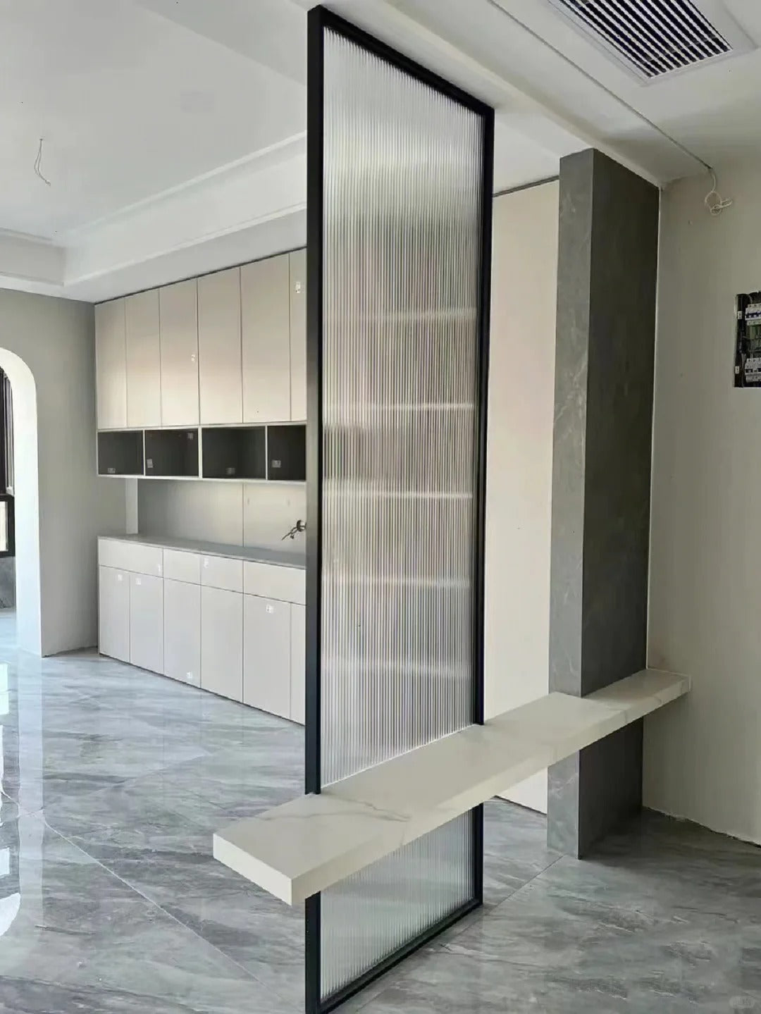 Rothnow Waved Glass Aluminum Partition in white, 7x45 series slim frame fixed partition with clear glass for modern interior separation.