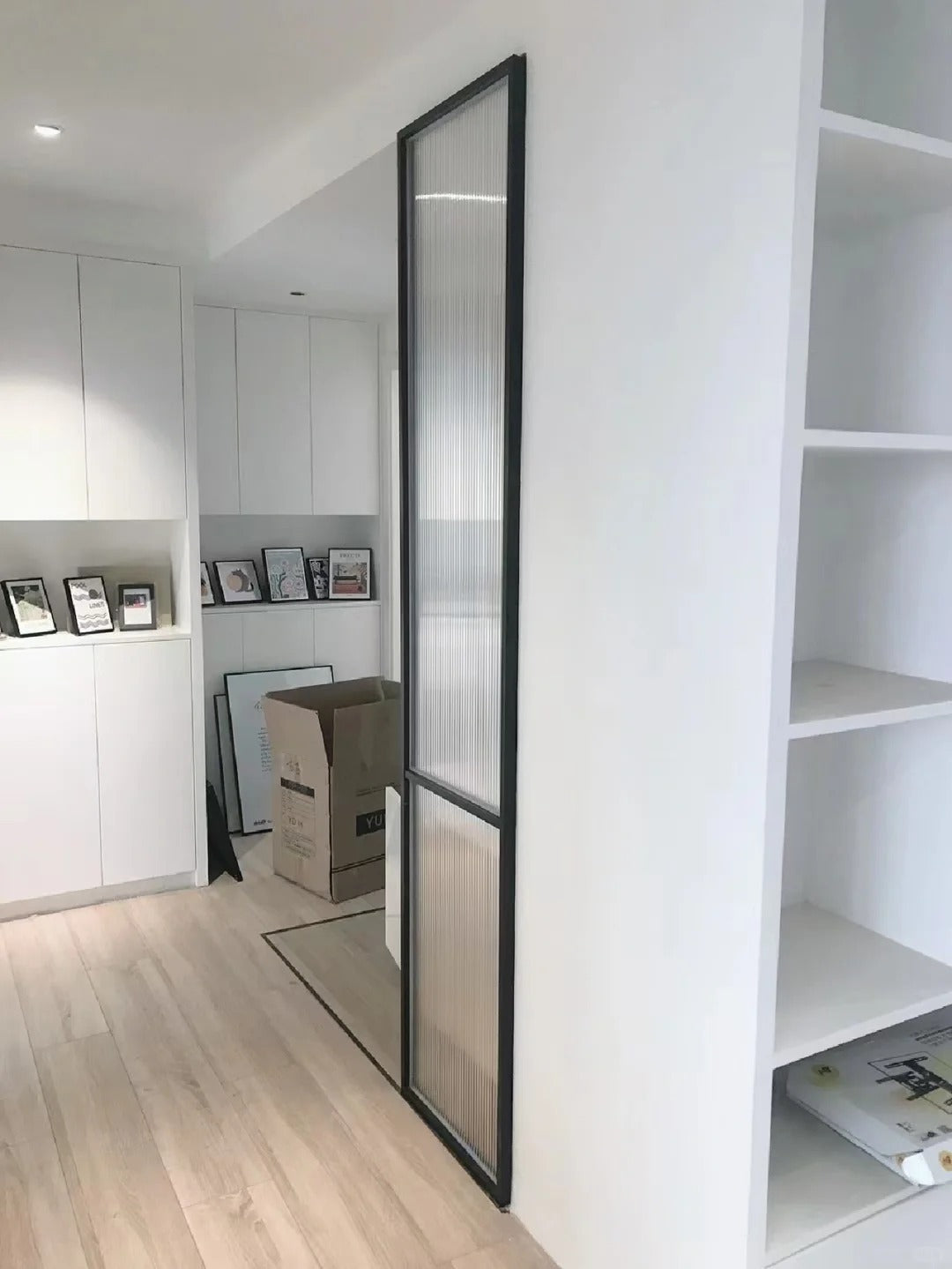Rothnow® Waved Glass Aluminum Partition in white, 7x45 series slim frame fixed partition with clear glass for modern interior separation.
