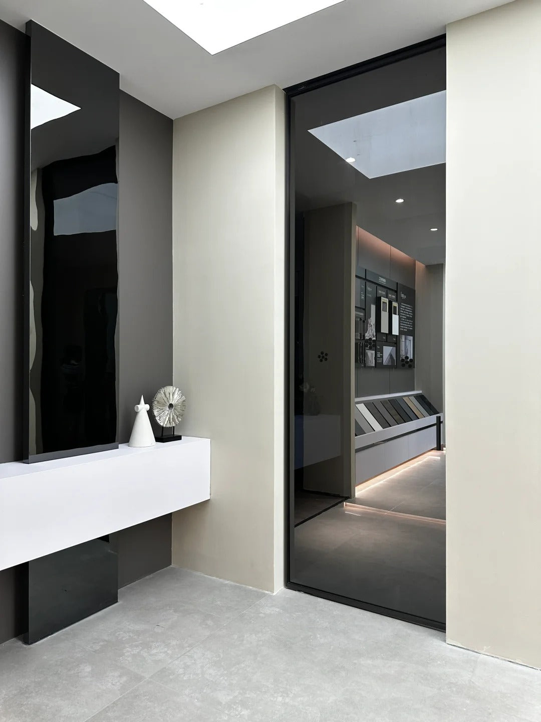 Rothnow aluminum 16x45 series pivot door with clear glass and crystal grey glass skin, white finish, 820mm x 2220mm size.