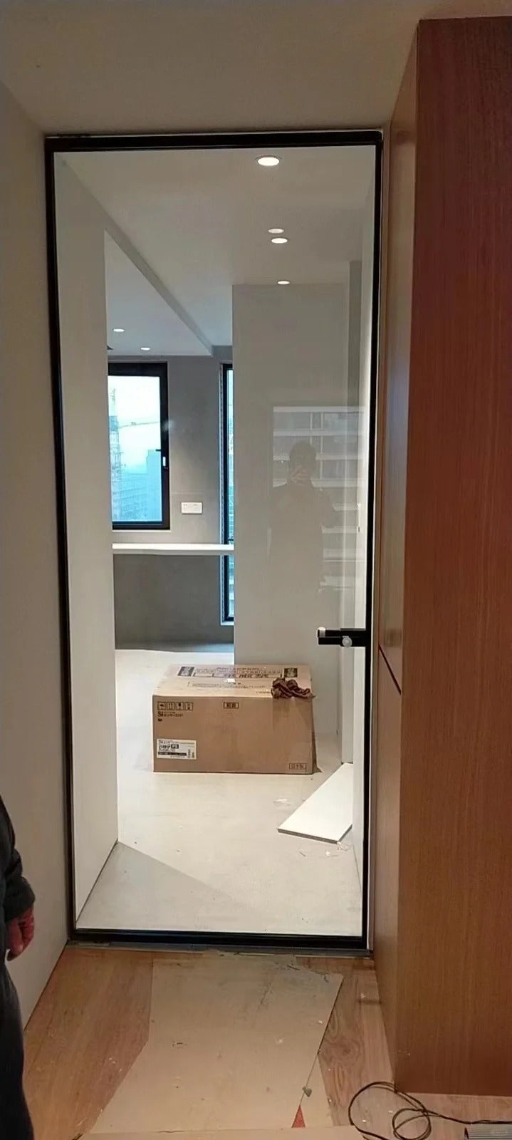 Rothnow® aluminum pivot door with 16x45 series transparent glass, white frame, 820mm wide by 2220mm high, modern design.