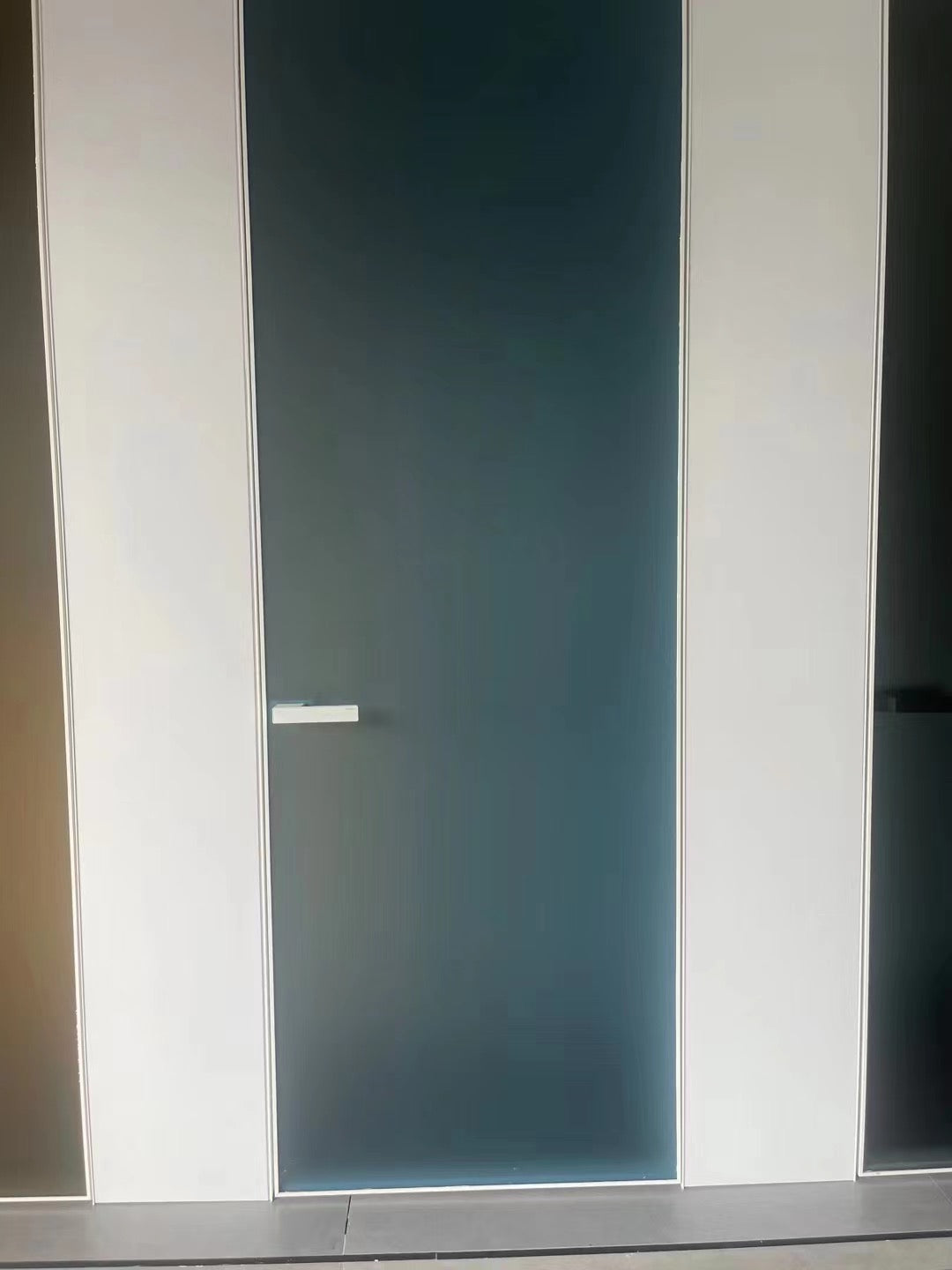 Rothnow Aluminum Door 7x45 Series with clear glass, white frame, sleek invisible design, 820mm wide by 2220mm high.