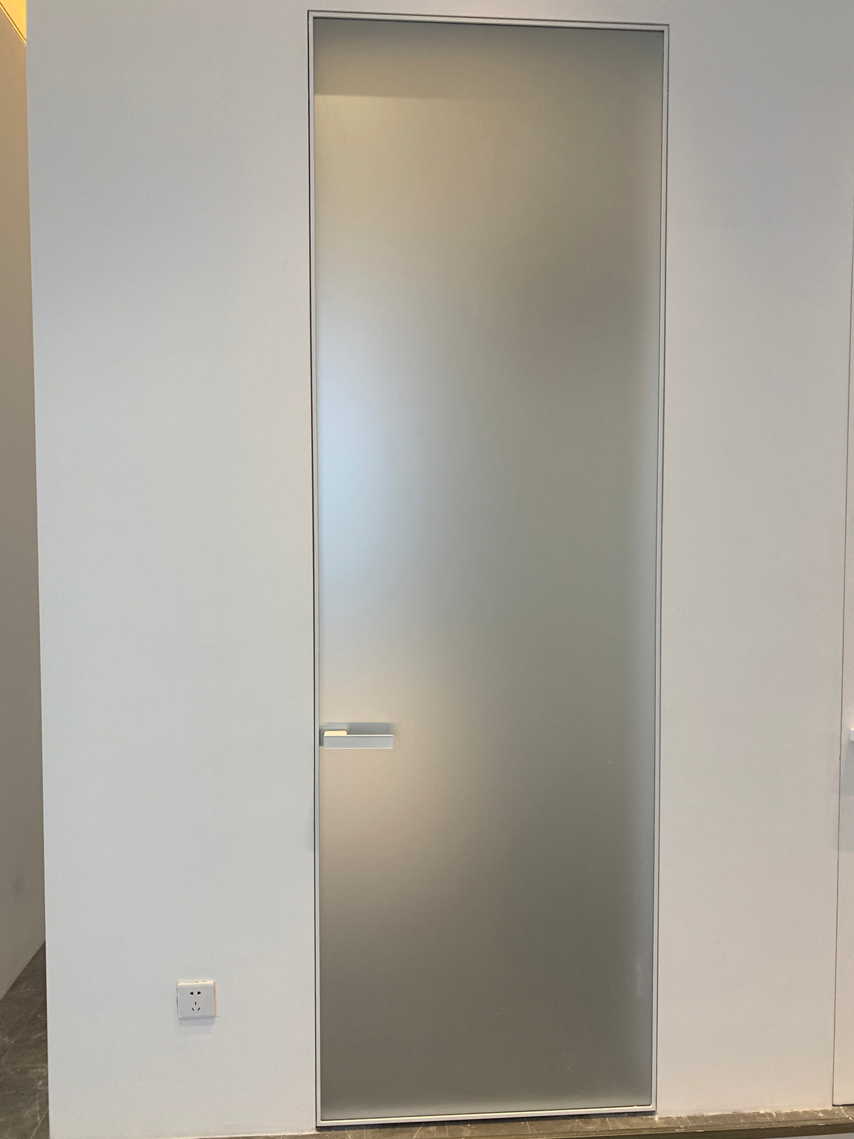 Rothnow® Aluminum Door from 7x45 Series with clear glass, white frame, and invisible aluminum profile for modern interior or exterior use.