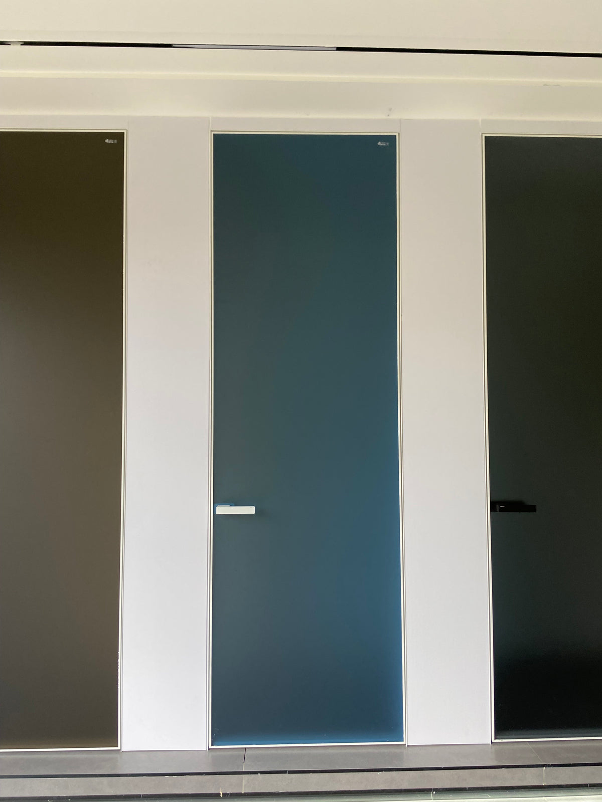 Rothnow® aluminum door from the 7x45 Series with clear glass skin and white finish, featuring an invisible frame design.