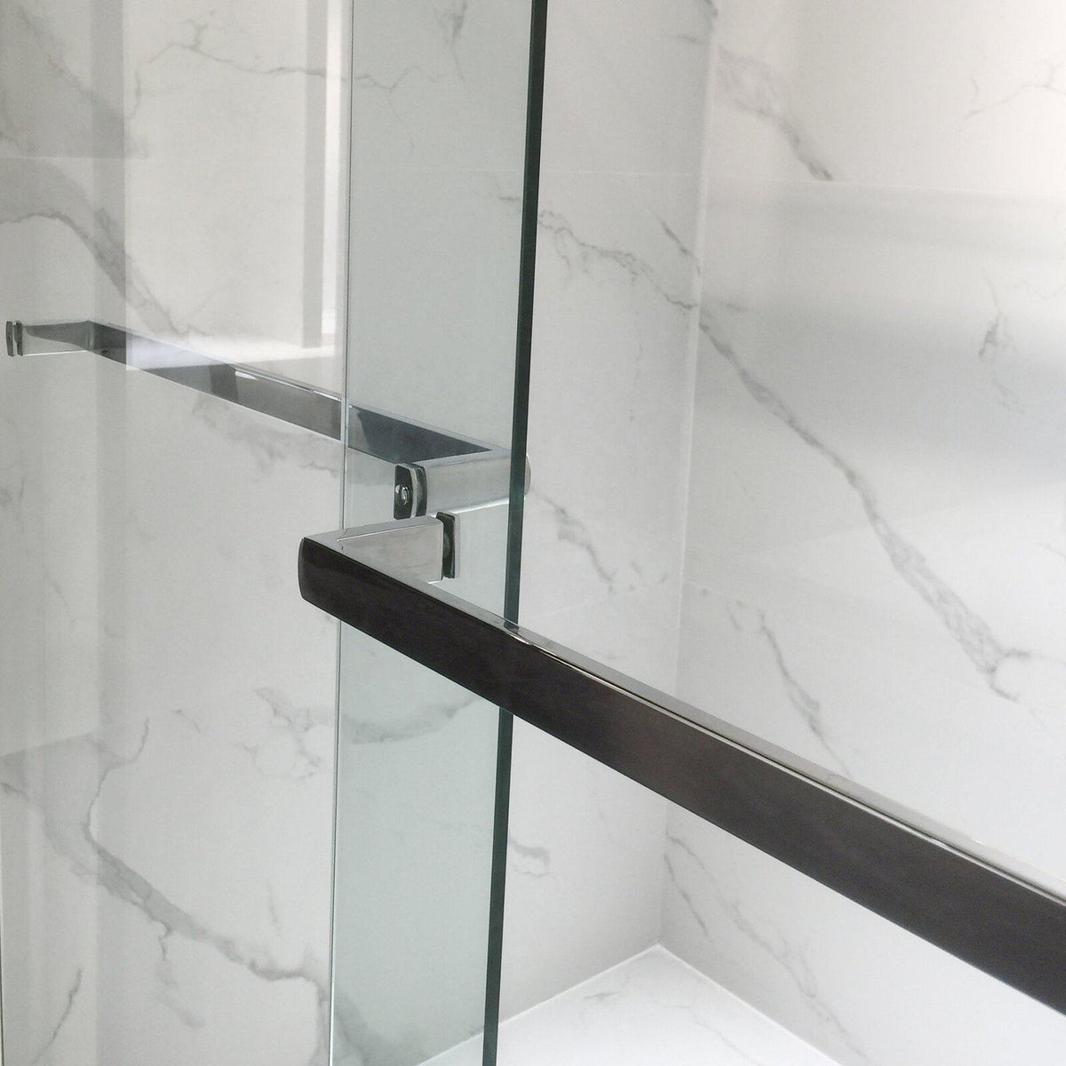 Rothnow North American Style shower panel with mirrored double sliding doors, black finish, 900mm width, and 2200mm height.