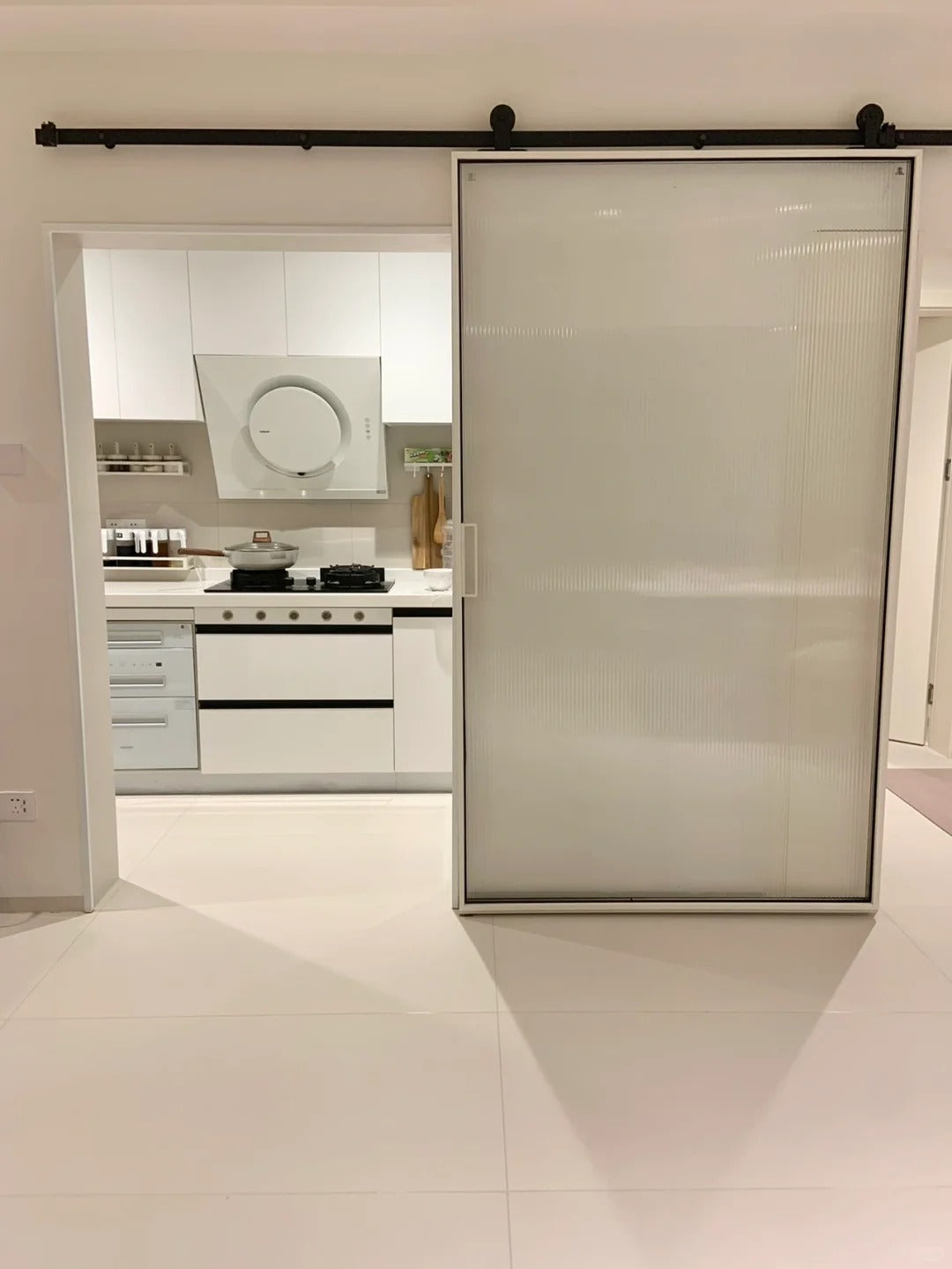White Rothnow aluminum barn door from the 16x45 Series with clear glass and slim American-style frame, measuring 900mm by 2200mm.