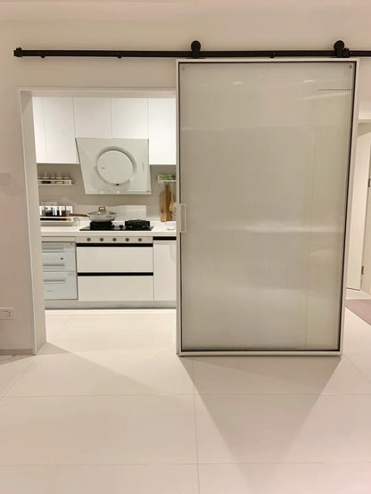 White Rothnow aluminum barn door from the 16x45 Series with clear glass and slim American-style frame, measuring 900mm by 2200mm.
