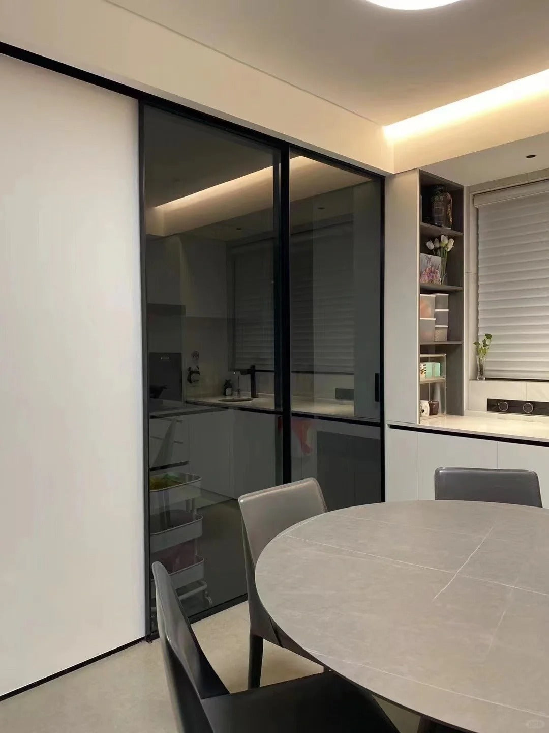 Rothnow® Aluminum Door 7x45 Series, 900mm wide by 2200mm high, with clear glass and slim white frame for modern barn door style.