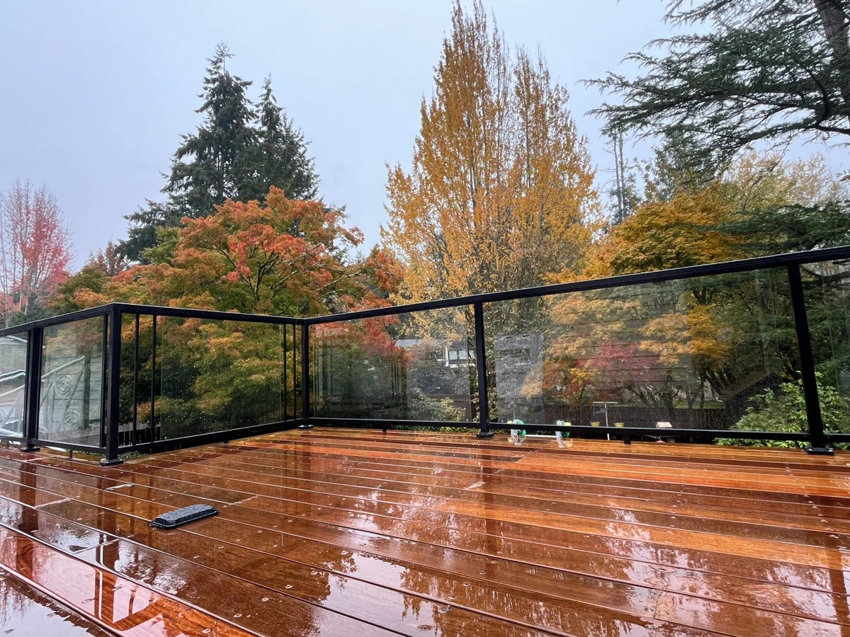 Rothnow Aluminum Glass Railing RNAR02 in black, showcasing sleek aluminum and glass panels for modern safety and style.