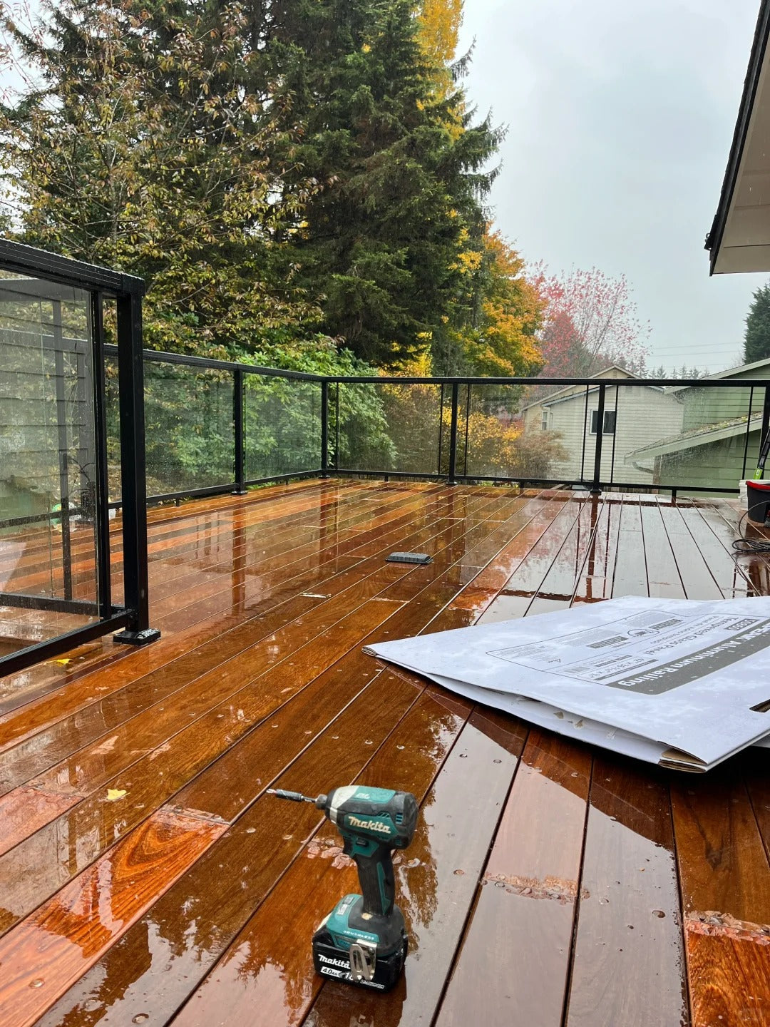 Black Rothnow aluminum glass railing RNAR02, customized size, with sleek modern design and sturdy aluminum construction.