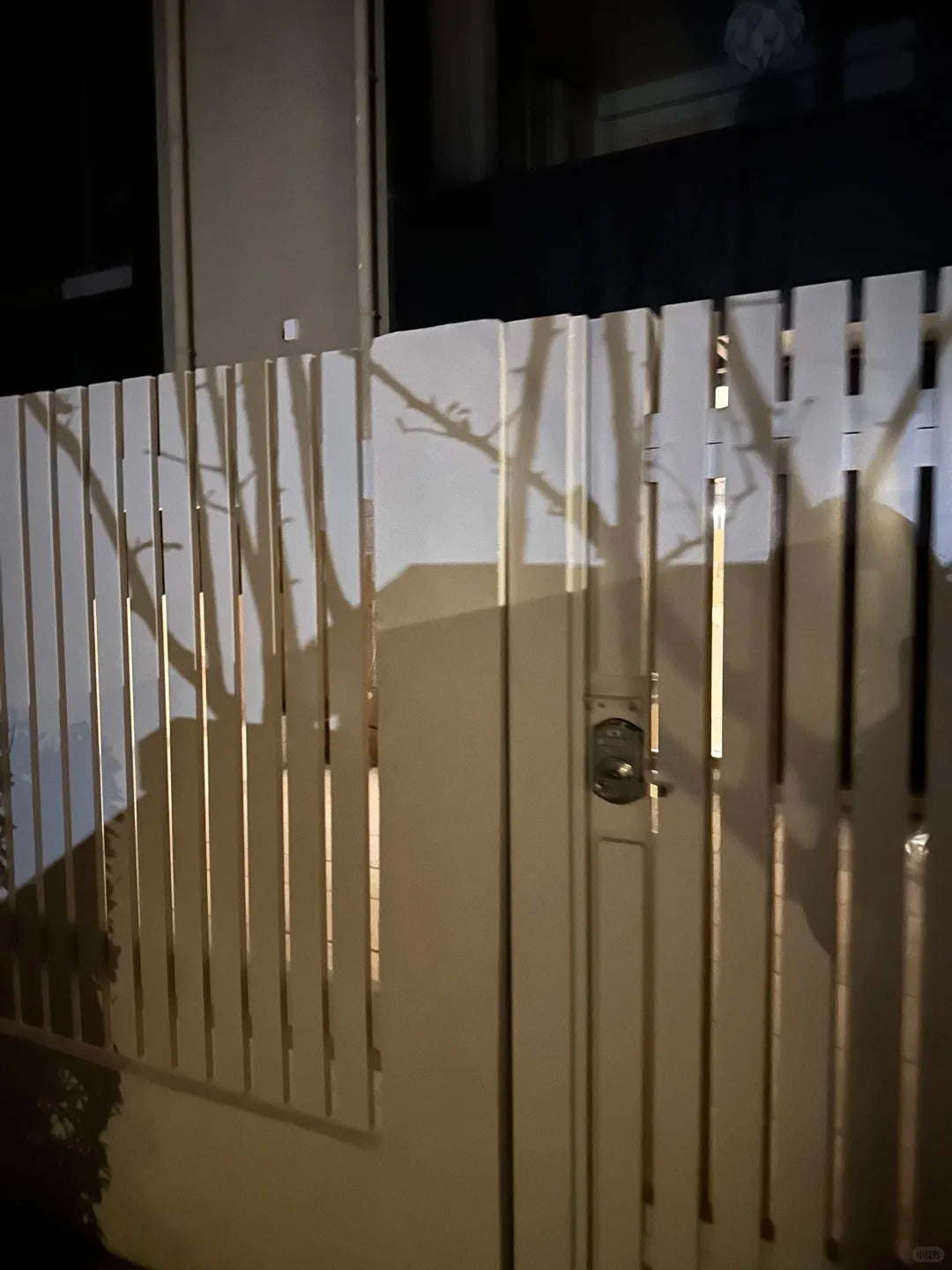 Black Rothnow aluminum railing and fence, customizable size, modern design, durable aluminum material, suitable for outdoor safety and decoration.