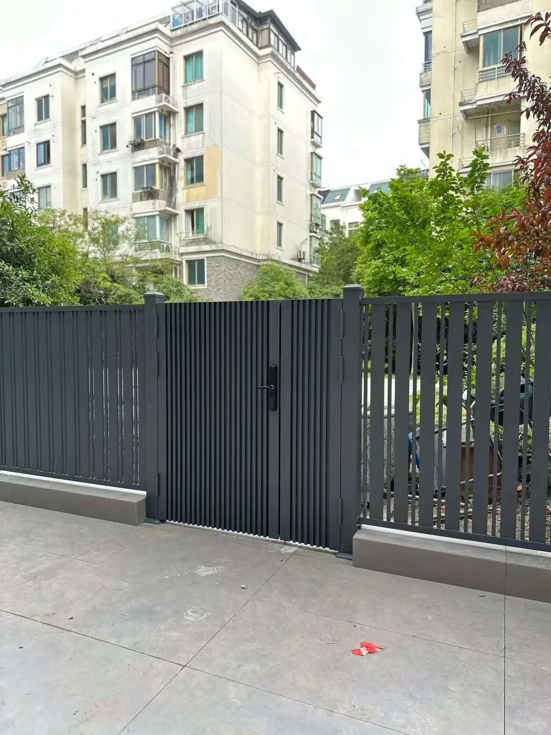 Black Rothnow® aluminum railing and fence with customized size, showcasing sleek, durable aluminum fencing for outdoor spaces.