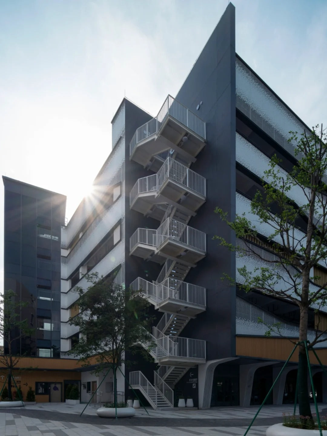 Black Rothnow aluminum curtain wall panel, customized size, for modern building facade, featuring sleek aluminum design.