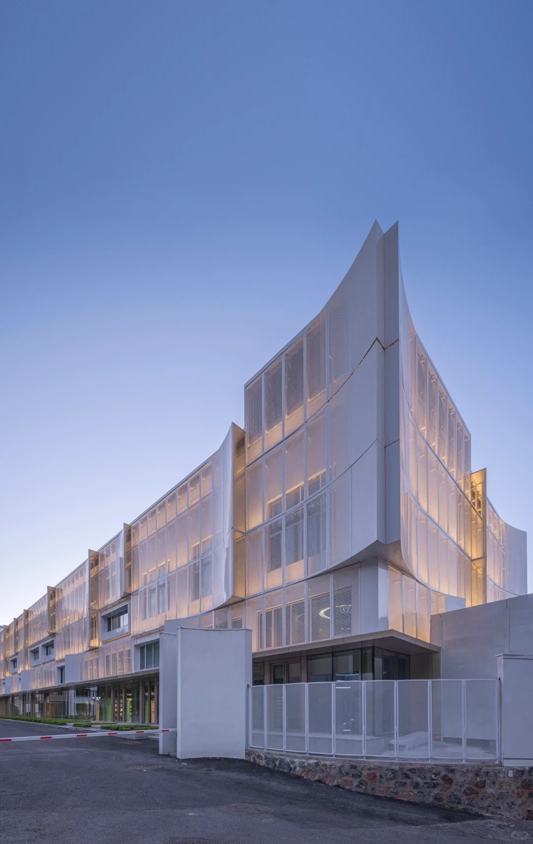 Black Rothnow® Curtain Wall RNAC10 aluminum panel curtain wall window showing sleek modern design and custom sizing.