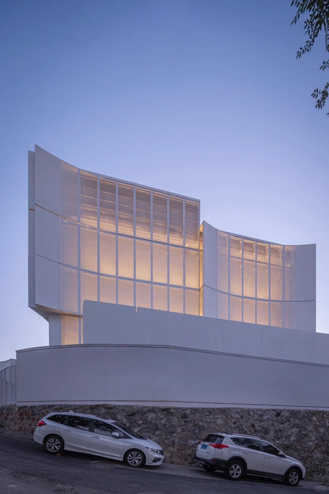 Black Rothnow® aluminum panel curtain wall window, custom-sized for modern building facade, showcasing sleek architectural design.