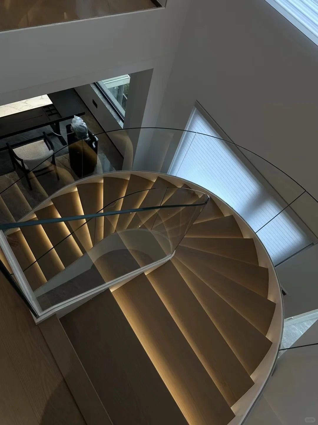 Rothnow® curved wooden staircase with black finish, custom size, modern design, suitable for residential interior staircases.