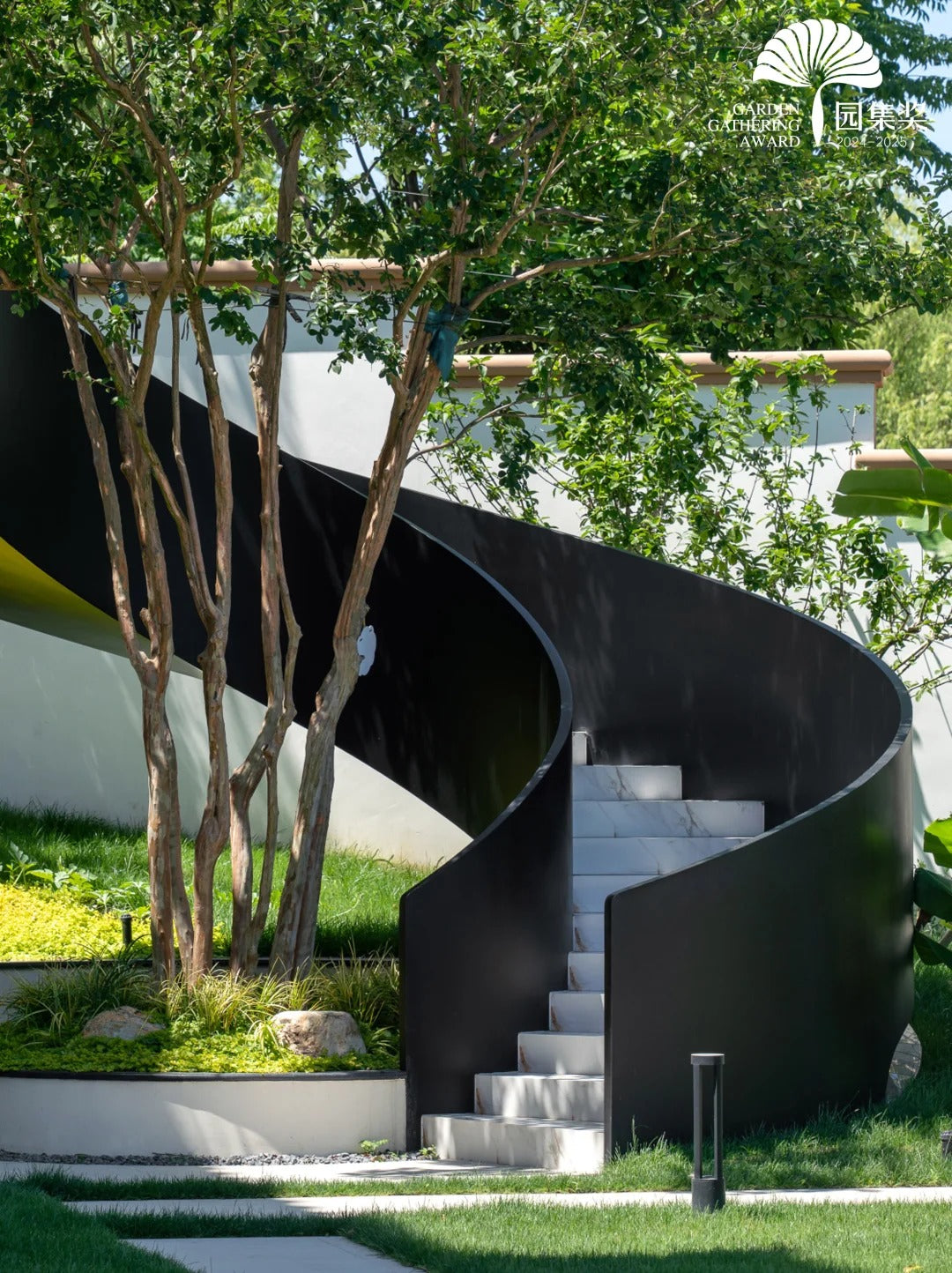 Black Rothnow curved outdoor staircase with custom size design, featuring sleek steps and sturdy handrails for outdoor use.