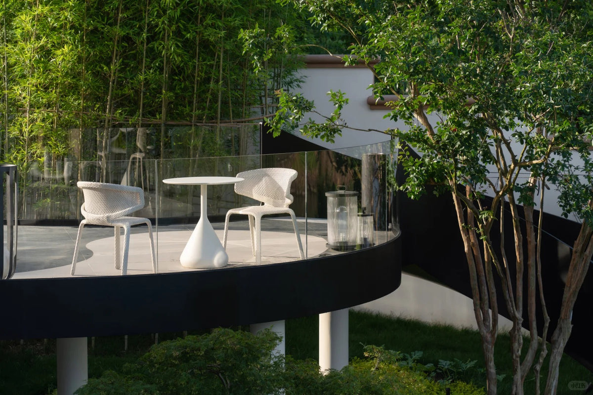 Black Rothnow curved outdoor staircase with custom size, featuring sleek design and sturdy construction for exterior use.