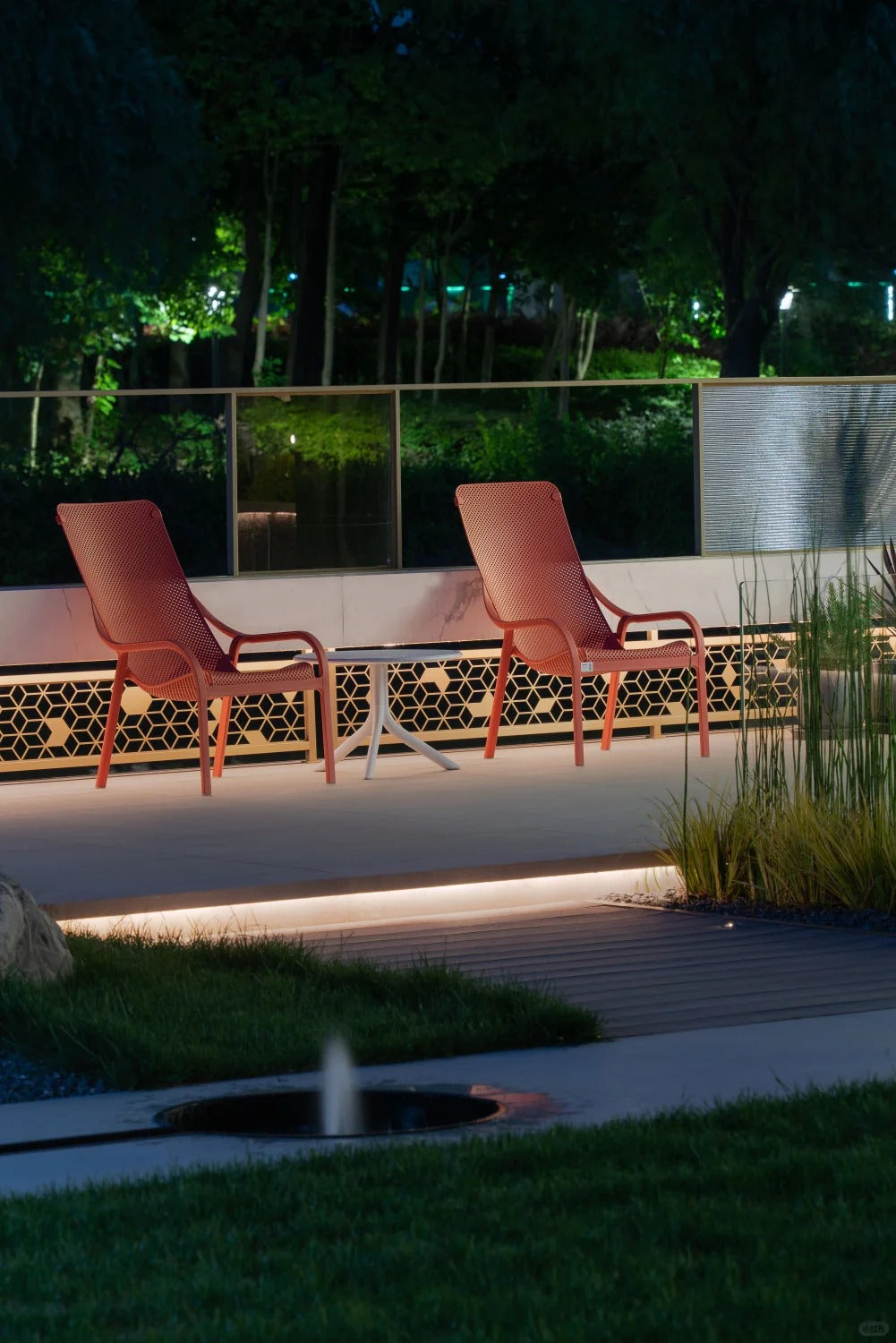 Black Rothnow® outdoor curved staircase with custom size, featuring sleek design and sturdy construction for outdoor use.