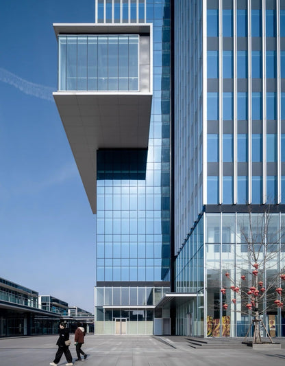 Rothnow® glass curtain wall with exposed black frame, showcasing sleek, modern exterior design and large glass panels.