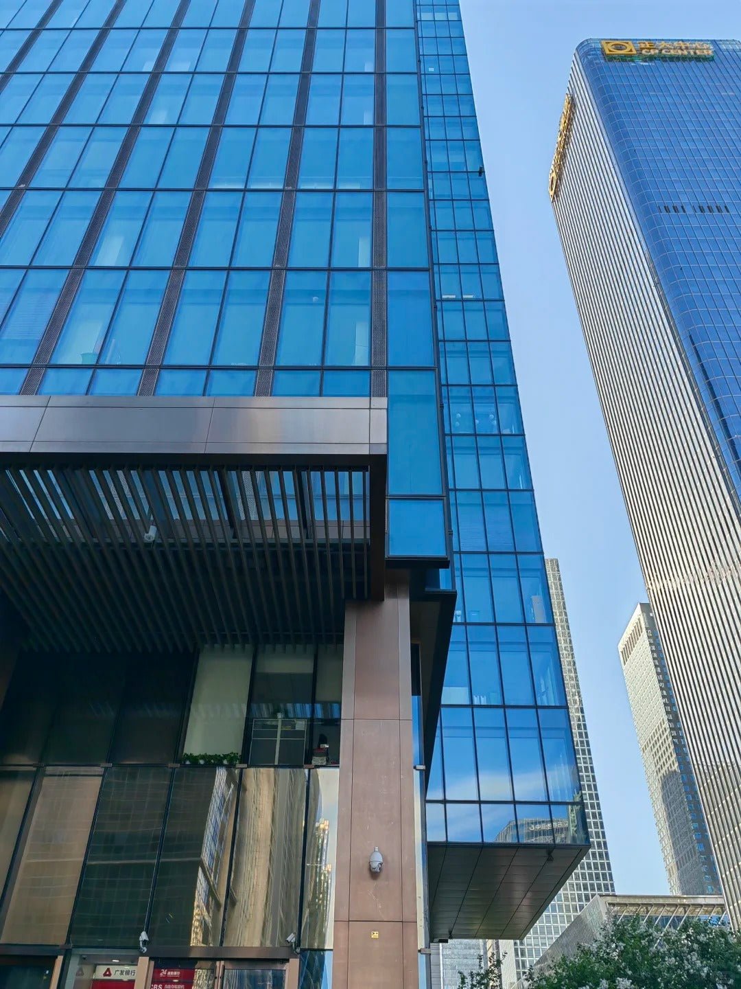 Rothnow® glass curtain wall with exposed black aluminum frame, showcasing sleek, modern design for building facades.