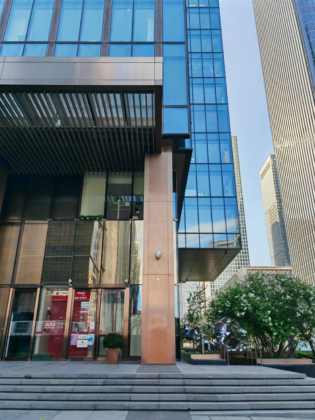 Rothnow® custom black glass curtain wall with exposed frame, showcasing sleek, modern architecture and large glass panels.