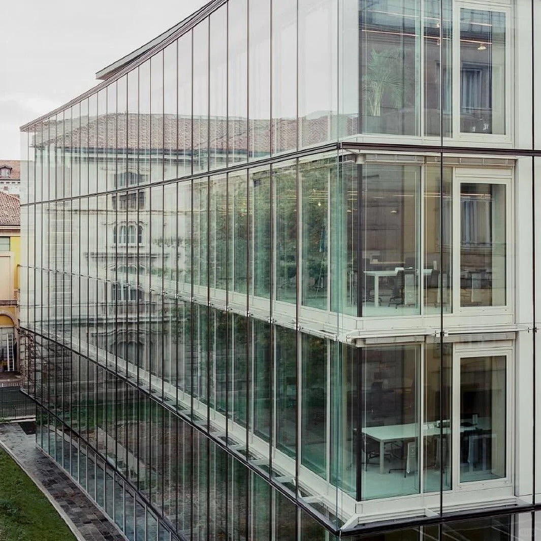 Rothnow® Glass Curtain Wall RNGC08 with exposed black aluminum frame, large clear glass panels for modern building facade.