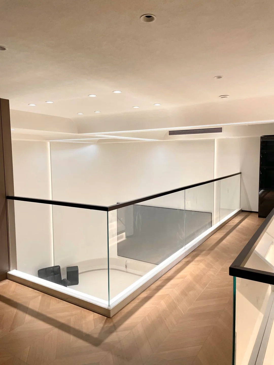 Rothnow black glass railing with U-channel design, custom-sized for modern balcony or stair safety, sturdy and stylish.