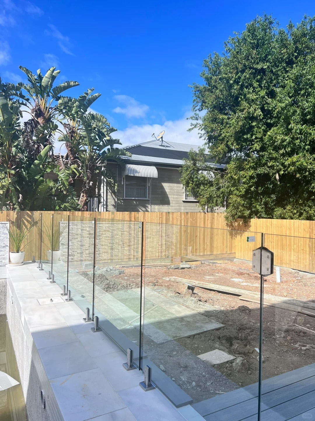 Black Rothnow Glass Railing RNGR03 spigot style with clear glass panels, customized size for modern balcony safety and aesthetic.
